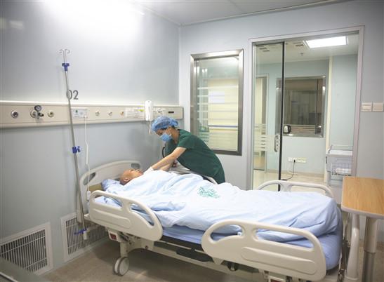 Protective isolation patient room with a glazed partition and medical gas panel